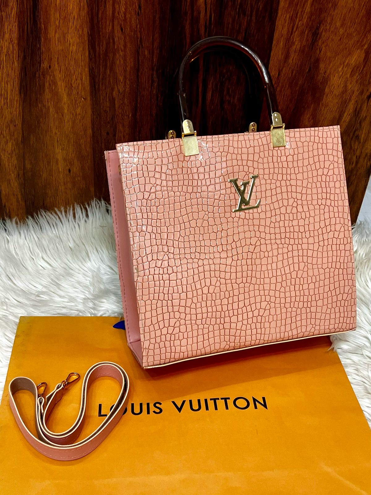 LV TOTES