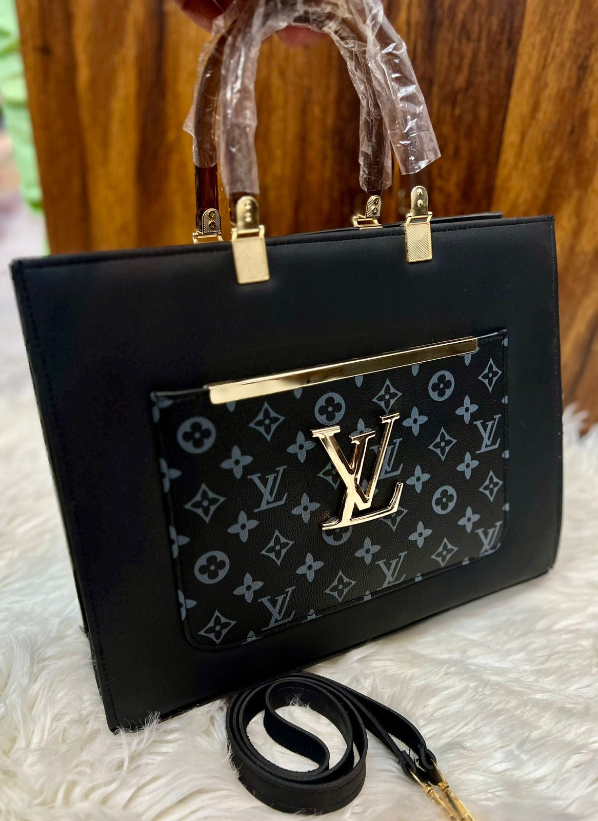 LV TOTES