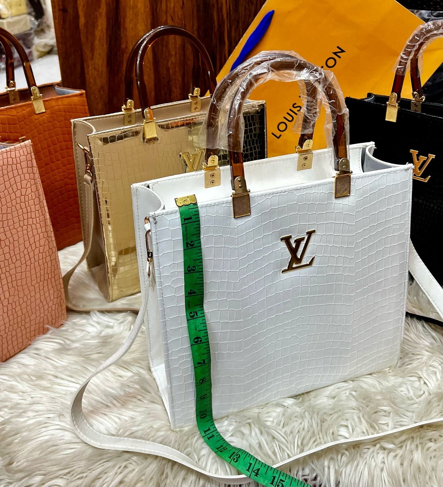 LV TOTES