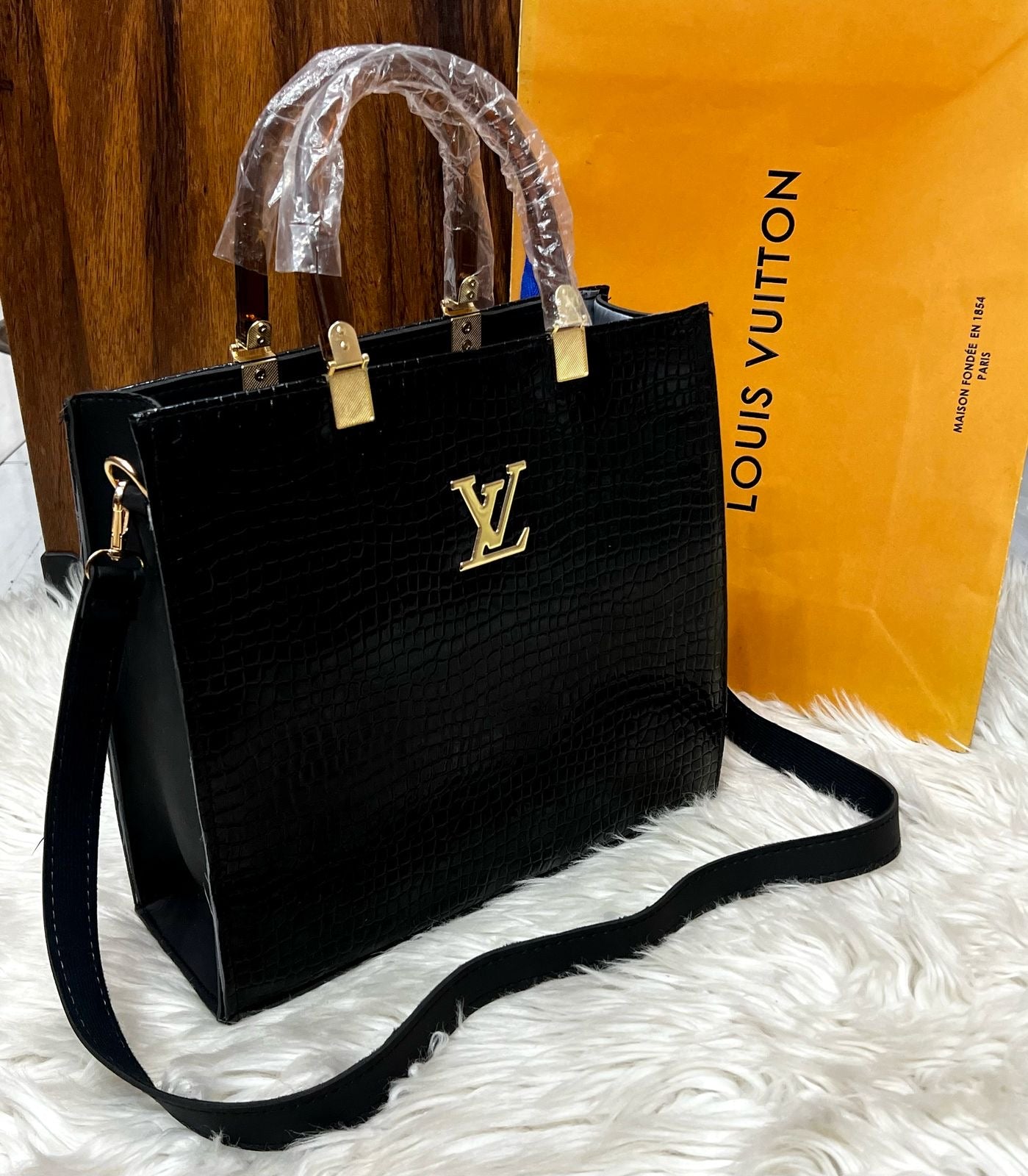 LV TOTES