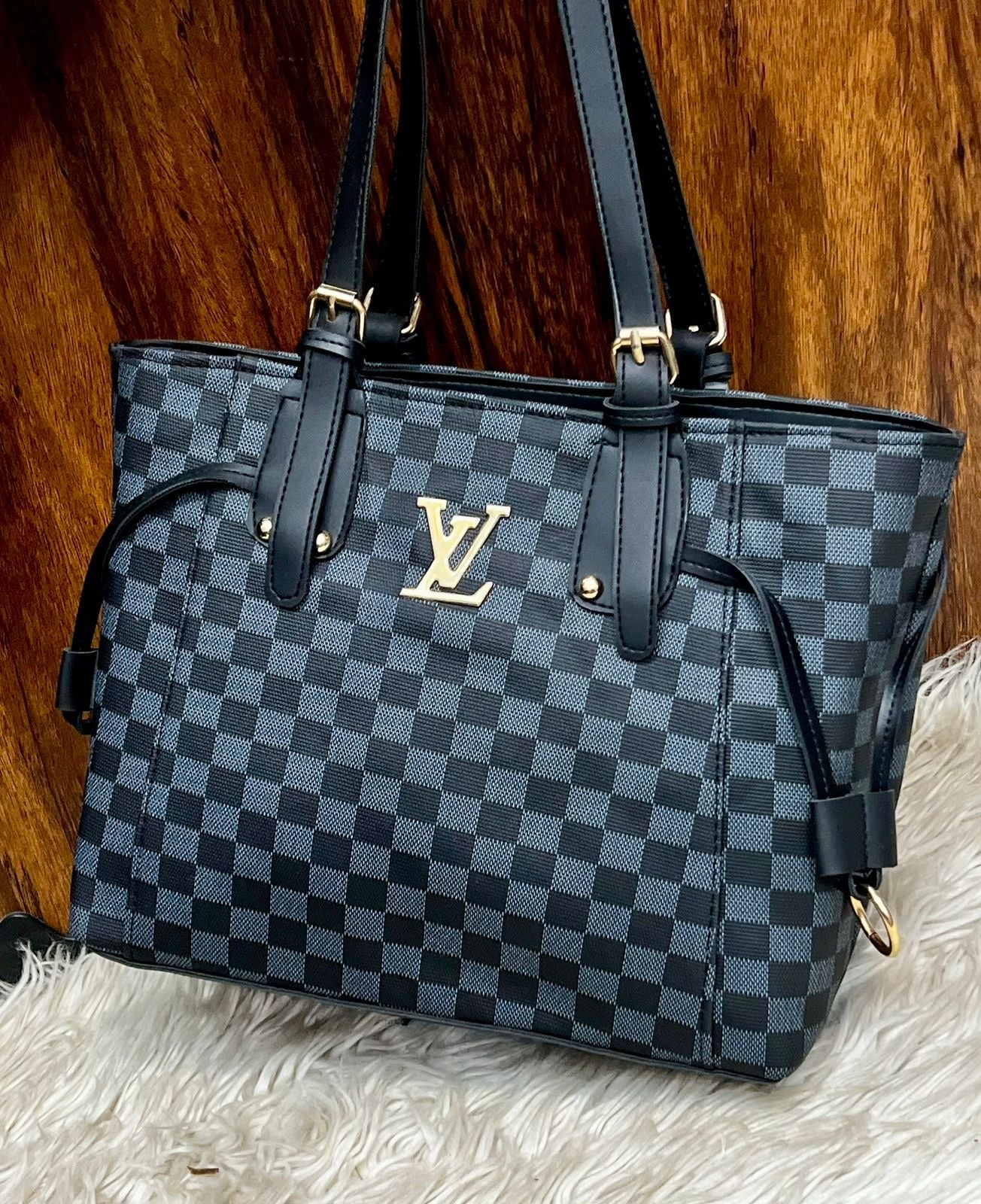 LV TOTES