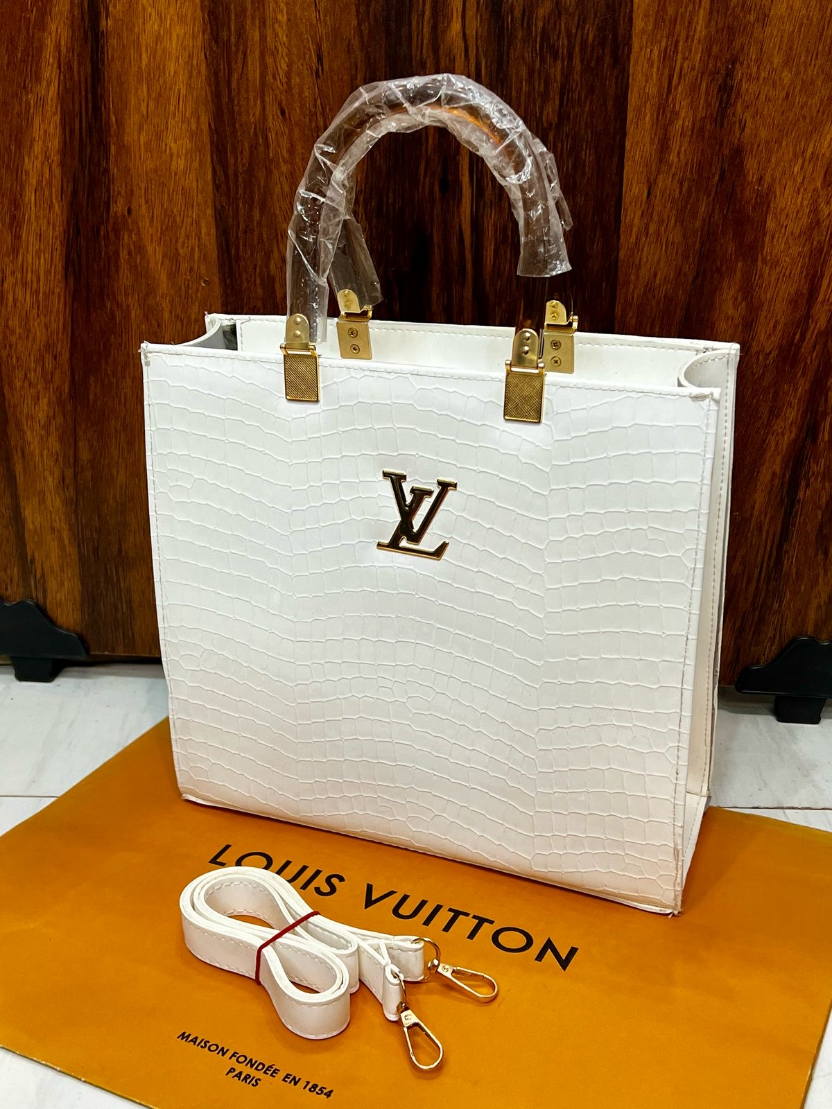 LV TOTES
