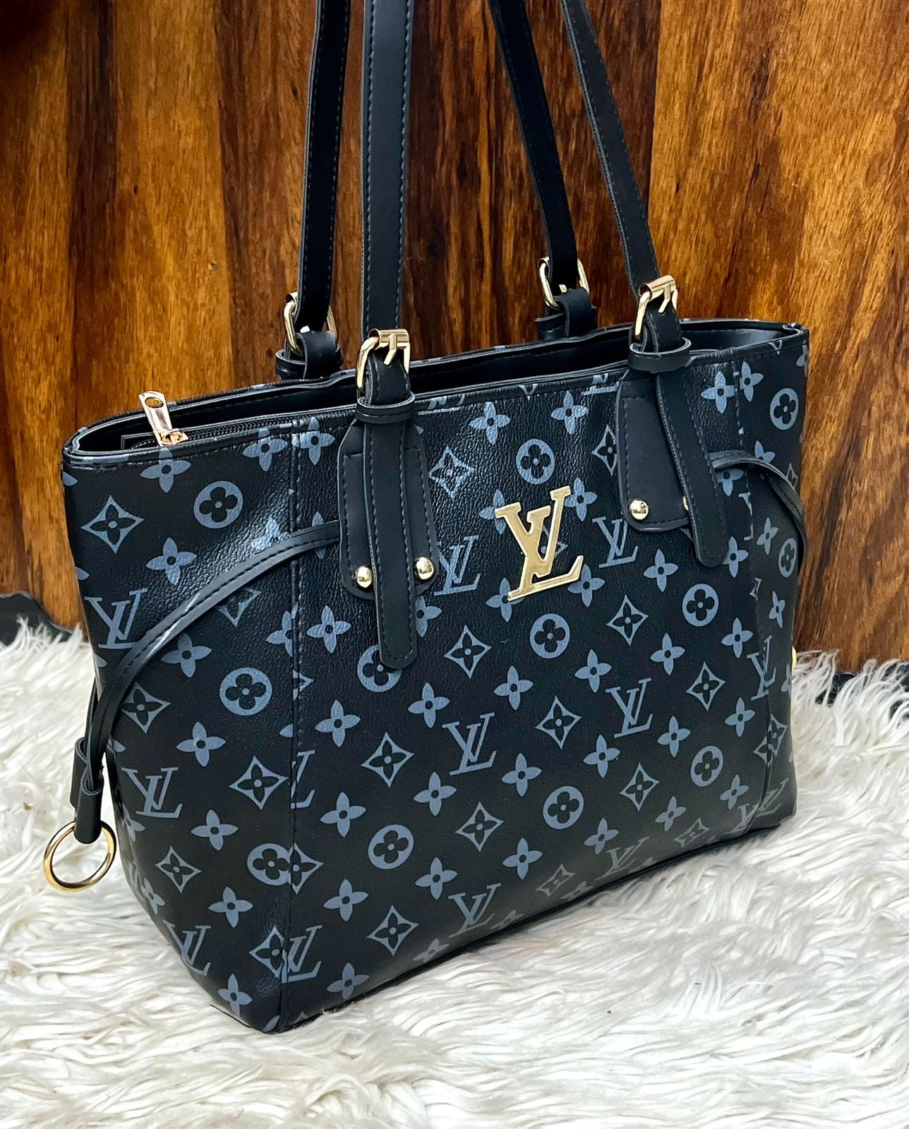 LV TOTES
