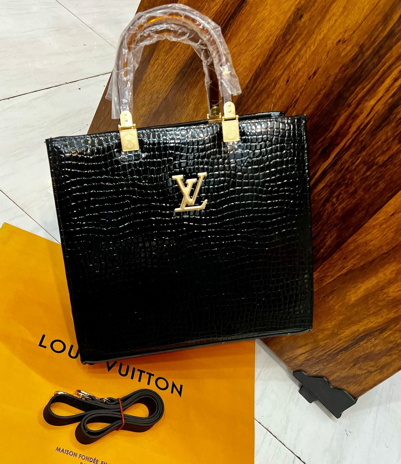 LV TOTES