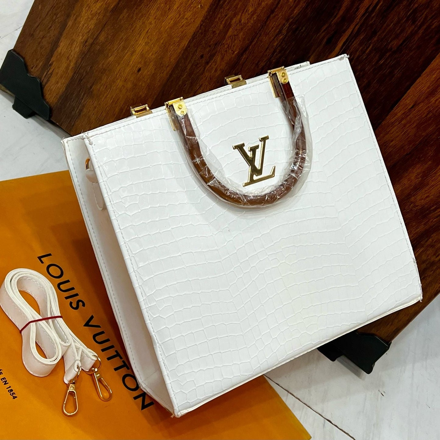 LV TOTES