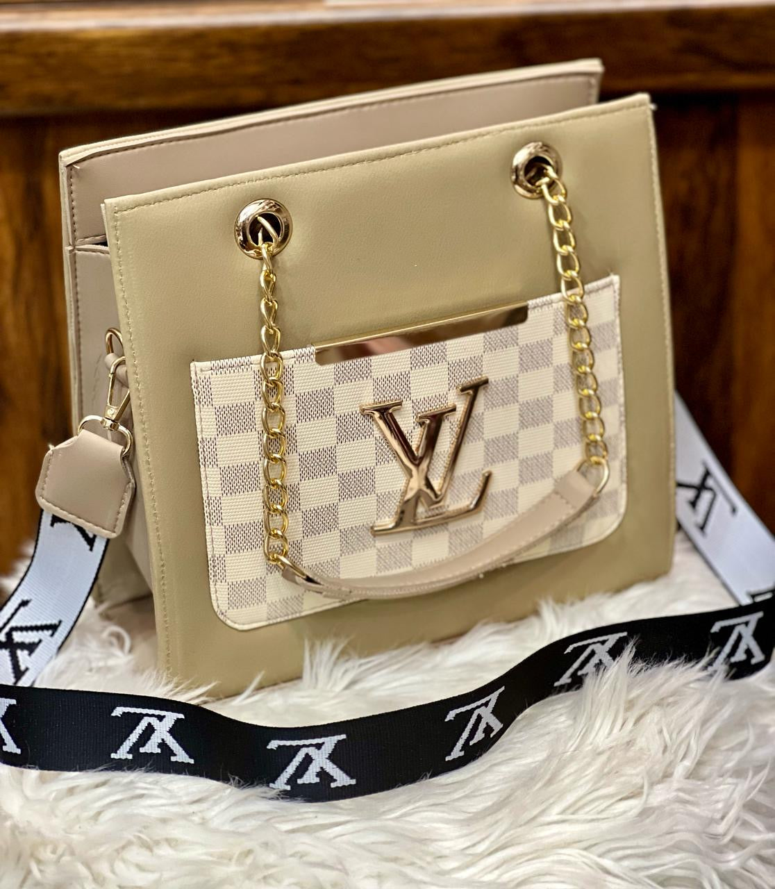 LV TOTES