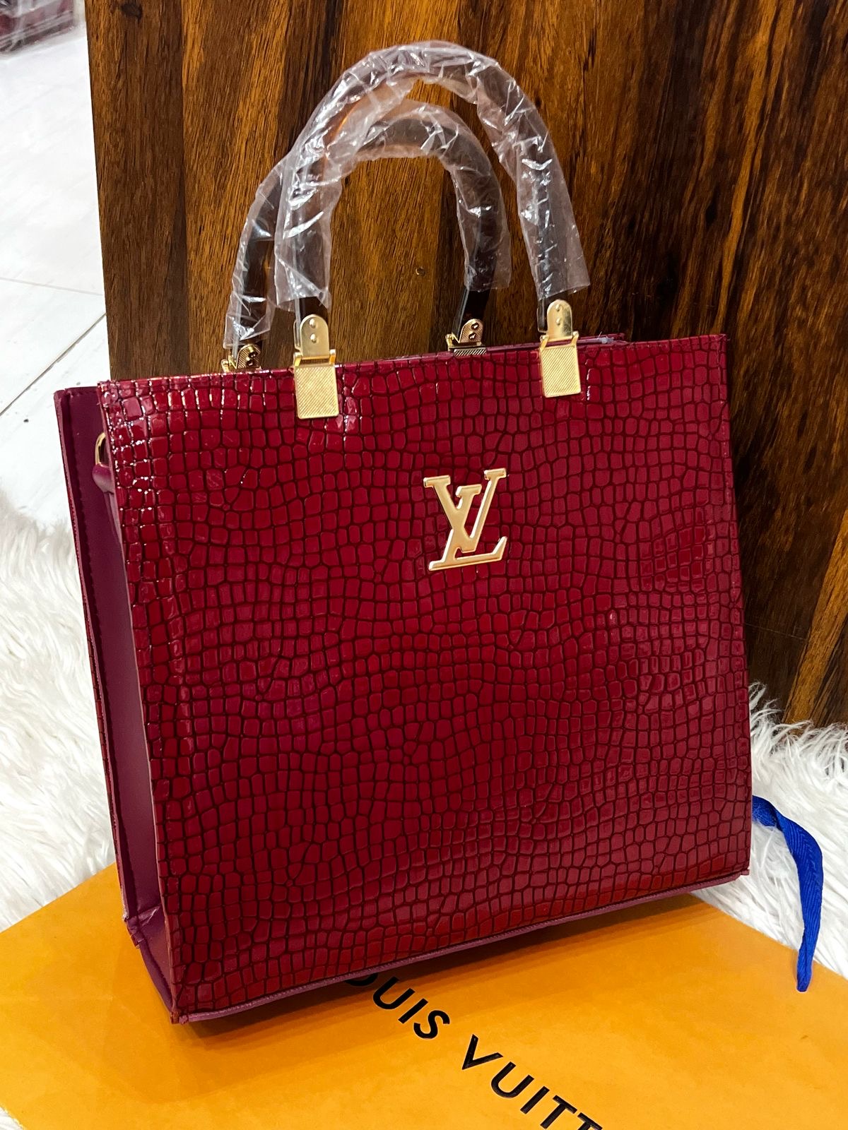 LV TOTES